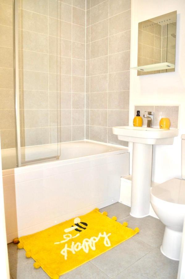 Modern Townhouse, Sleeps 4 With Parking Lejlighed Wakefield Eksteriør billede